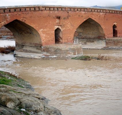 Die Qeshlagh-Brücke in Sanandaj, ein wertvolles Werk über einem ruhigen Fluss.